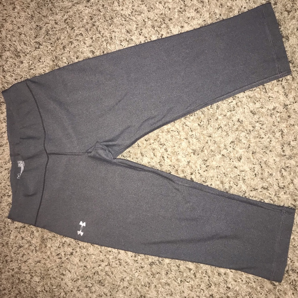 Cropped grey under armor leggings